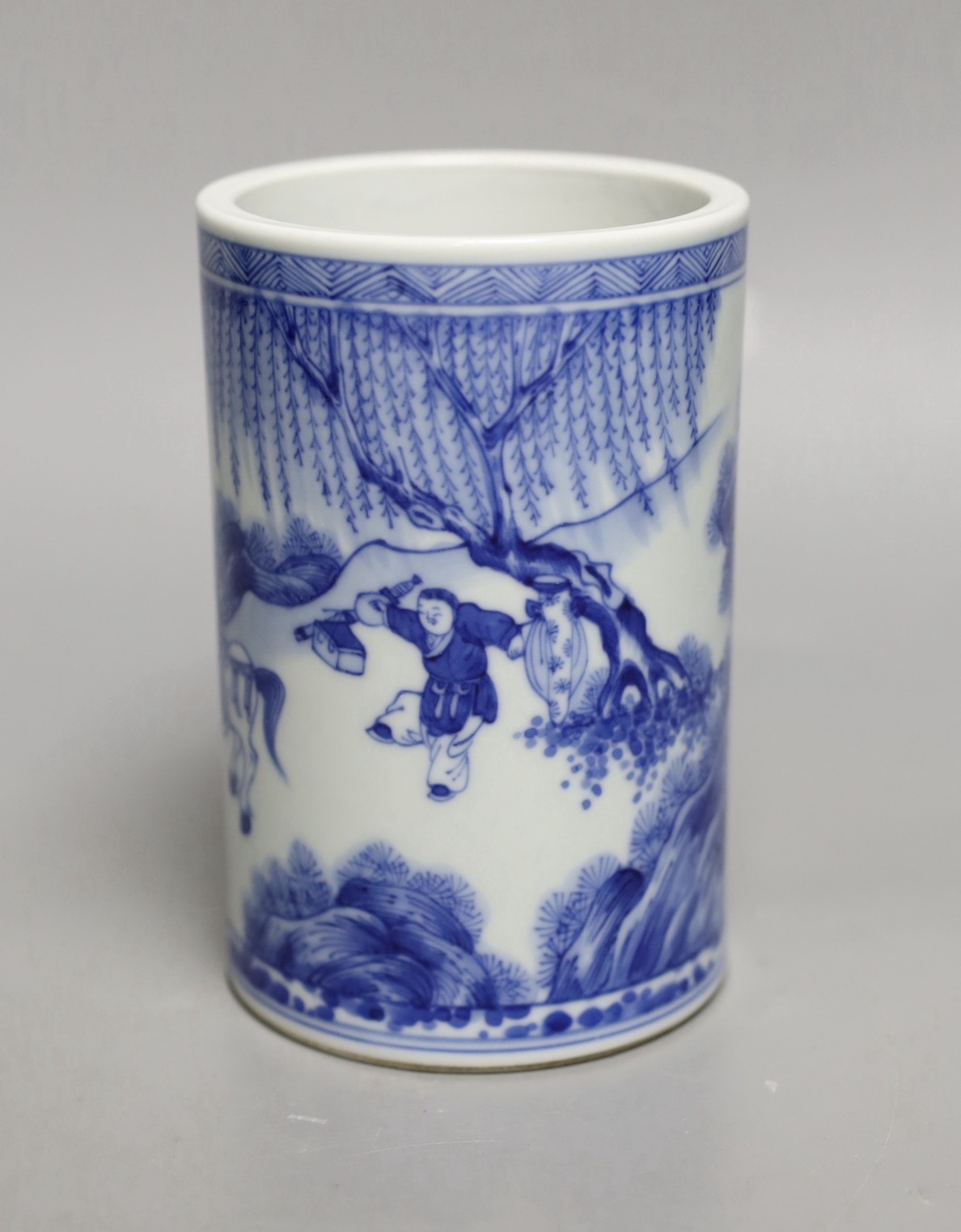 A Chinese blue and white brush pot, 14cm